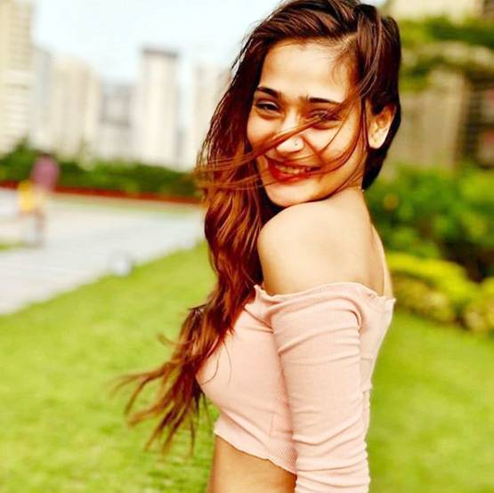 बाथटब वीड‍ियो के बाद सामने आईं सारा खान की बिकनी PHOTOS