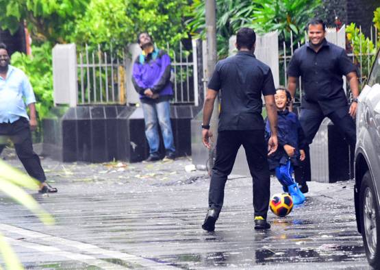#MumbaiRains: बॉडीगार्ड्स संग आमिर खान के बेटे का फुटबॉल मैच