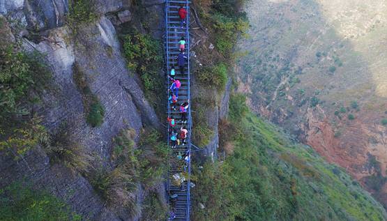 जिंदगी दांव पर लगाकर ऐसे स्कूल जाते हैं ये बच्चे, देखें- PHOTOS