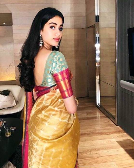 इन तस्वीरों में श्रीदेवी से कम नजर नहीं आ रहीं जाह्नवी