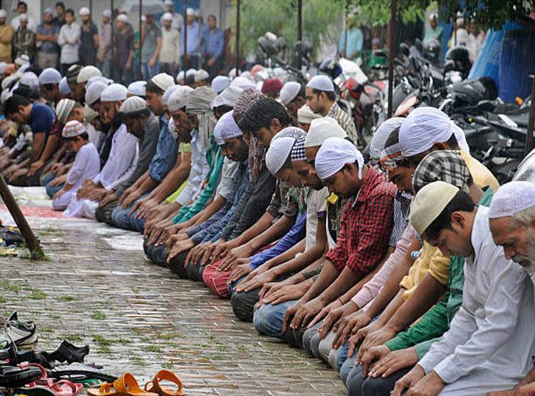 नमाज के बाद रुमाल बांध ऑफिस पहुंचा युवक, कंपनी ने टर्मिनेट किया