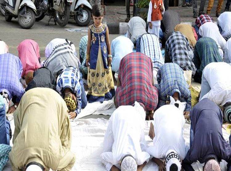 नमाज के बाद रुमाल बांध ऑफिस पहुंचा युवक, कंपनी ने टर्मिनेट किया