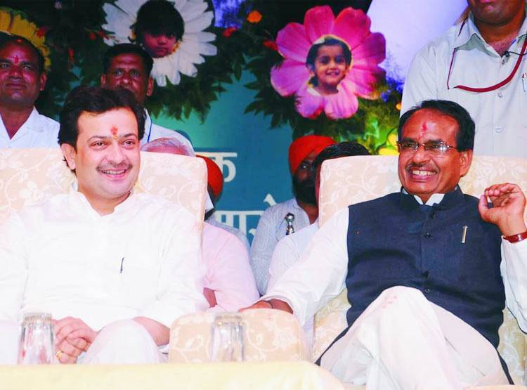 कौन है वो जिसके नाम कर दी भय्यू जी महाराज ने करोड़ों की संपत्ति?