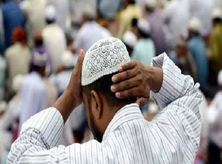 नमाज के बाद रुमाल बांध ऑफिस पहुंचा युवक, कंपनी ने टर्मिनेट किया