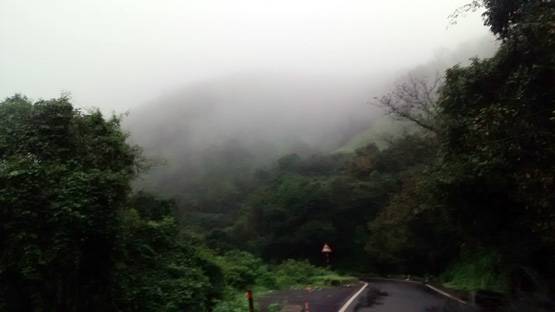 भारत के इस गांव में 12 महीने होती है बारिश, हमेशा छाई रहती है धुंध