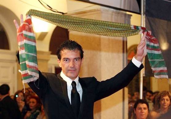 कुर्ते के बाद अब छाया मोदी का गमछा स्टाइल, हो रही चर्चा