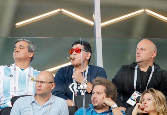 FIFA 2018: अर्जेंटीना की जीत के जश्न में डूबे माराडोना, PHOTOS