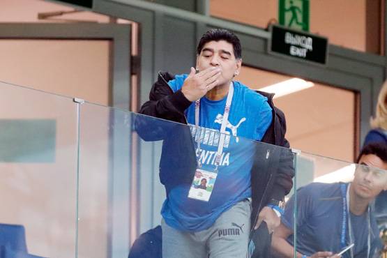 FIFA 2018: अर्जेंटीना की जीत के जश्न में डूबे माराडोना, PHOTOS