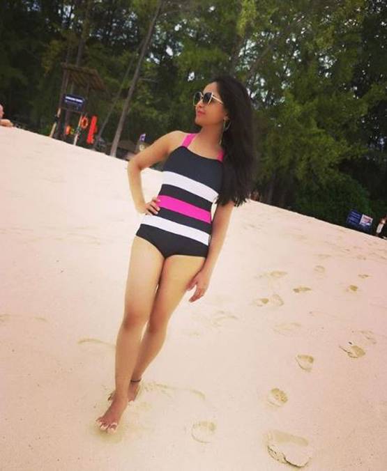 Beach पर स्वि‍मसूट नहीं तो क्या साड़ी पहनूं? अंगूरी भाभी का जवाब