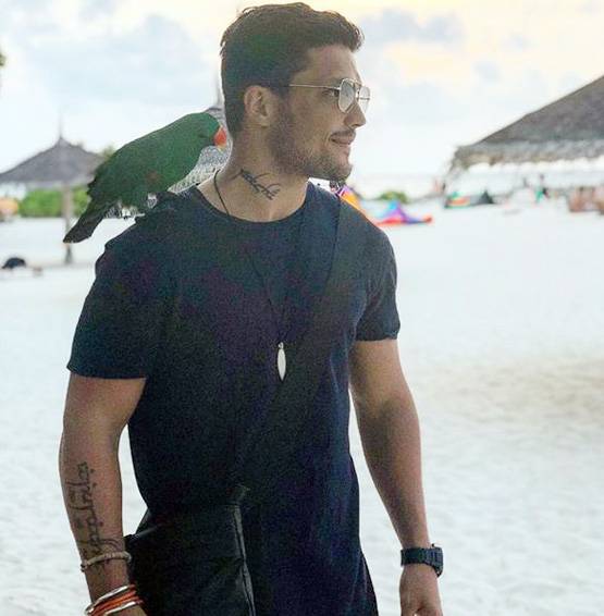 बिग बॉस कंटेस्टेंट को पब में एंट्री से रोका, क्या है गैंगस्टर कनेक्शन?