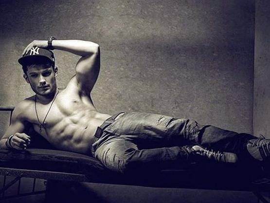 बिग बॉस कंटेस्टेंट को पब में एंट्री से रोका, क्या है गैंगस्टर कनेक्शन?