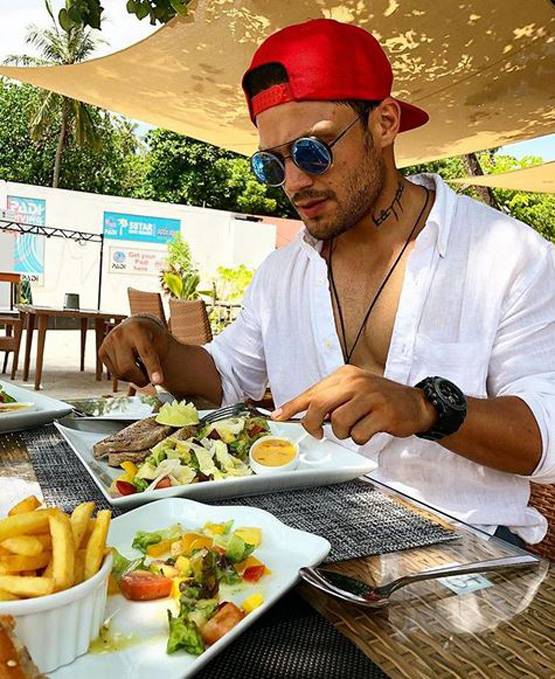 बिग बॉस कंटेस्टेंट को पब में एंट्री से रोका, क्या है गैंगस्टर कनेक्शन?