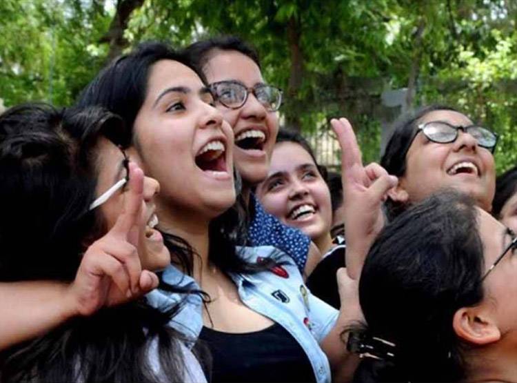 कोई बुक मांगकर पढ़ा तो कोई मिस्त्री का बेटा, ऐसे हैं बिहार टॉपर्स