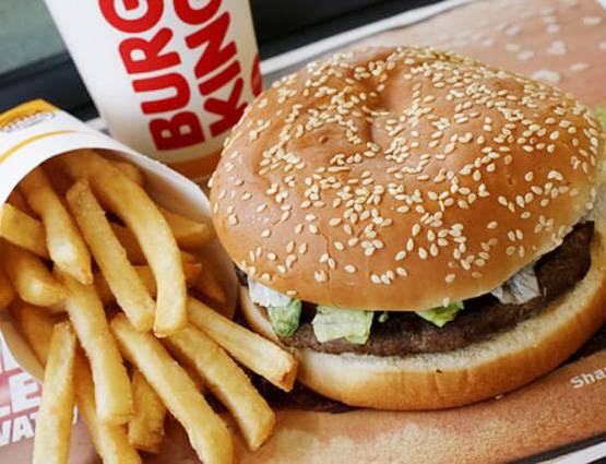 विवादित ऐड: फ्री वूफर्स चाहिए तो स्टार फुटबॉलर से प्रेगनेंट हों