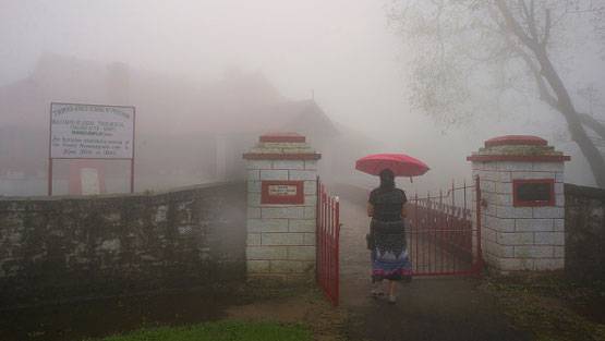 भारत के इस गांव में 12 महीने होती है बारिश, हमेशा छाई रहती है धुंध