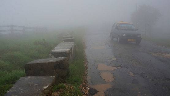 भारत के इस गांव में 12 महीने होती है बारिश, हमेशा छाई रहती है धुंध