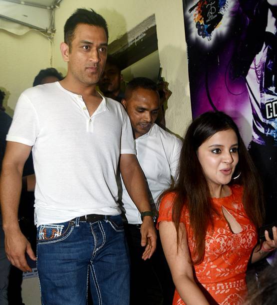 रेस 3 स्क्रीनिंग: सलमान खान-बॉबी देओल संग पहुंचे कैप्टन कूल धोनी