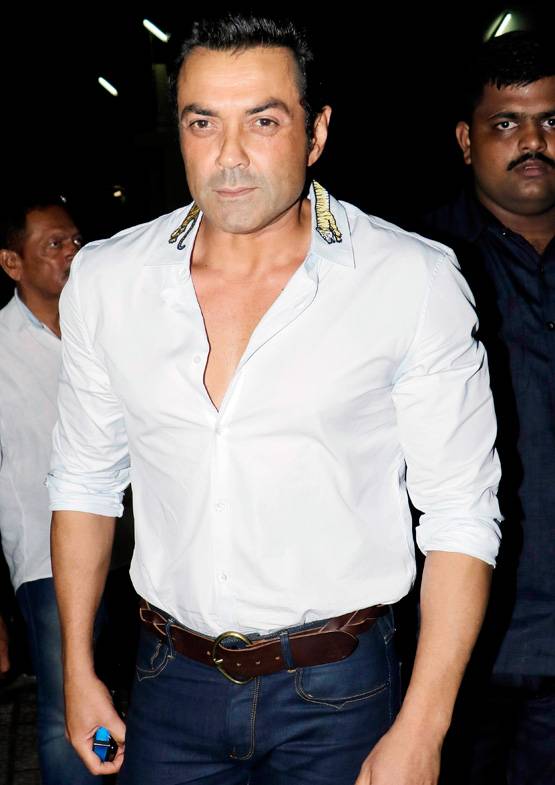 रेस 3 स्क्रीनिंग: सलमान खान-बॉबी देओल संग पहुंचे कैप्टन कूल धोनी