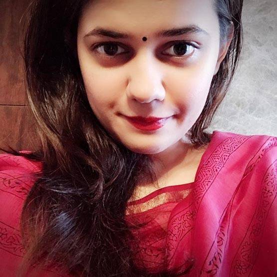 IAS टीना डाबी ने पहनी लुंगी, पति अतहर संग किया डांस