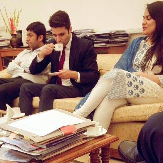 IAS टीना डाबी ने पहनी लुंगी, पति अतहर संग किया डांस