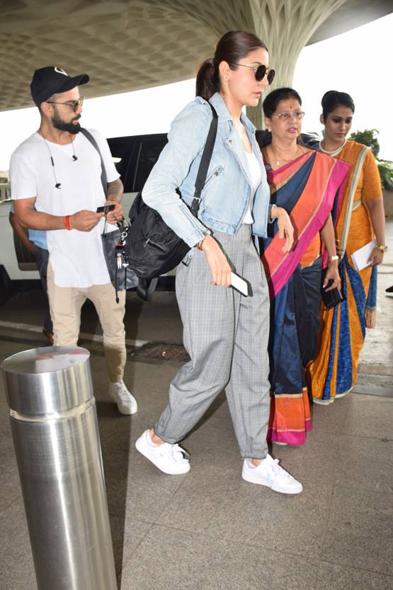 पत‍ि विराट कोहली के साथ एयरपोर्ट पर स्पॉट हुईं अनुष्का, PHOTOS