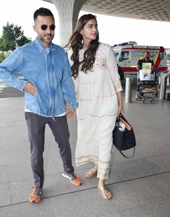 इंड‍ियन लुक में पति संग एयरपोर्ट पर स्पॉट हुईं सोनम