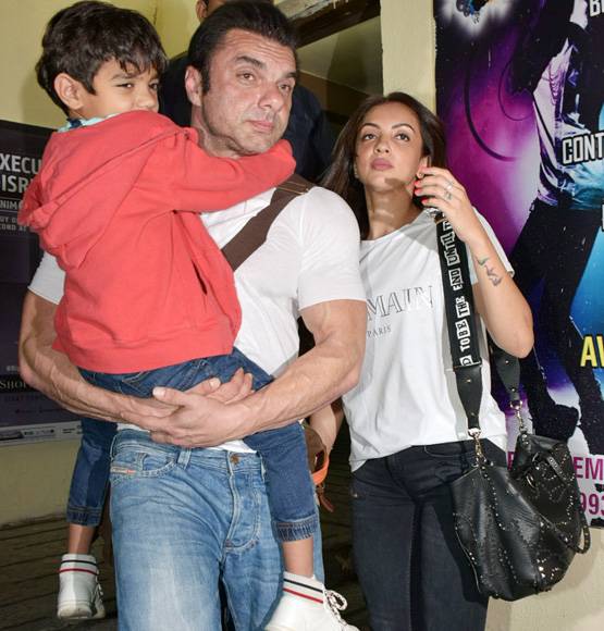 रेस 3 स्क्रीनिंग: सलमान खान-बॉबी देओल संग पहुंचे कैप्टन कूल धोनी