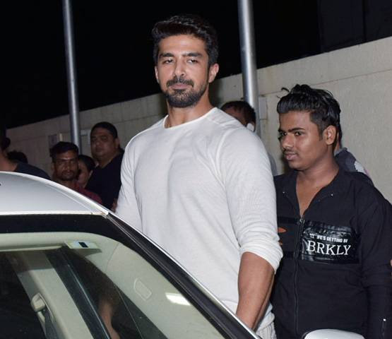 रेस 3 स्क्रीनिंग: सलमान खान-बॉबी देओल संग पहुंचे कैप्टन कूल धोनी