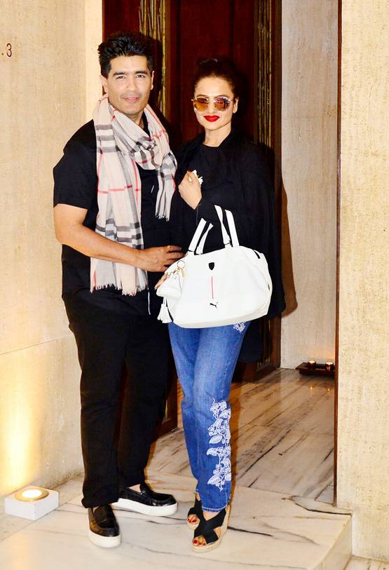 ब्लू जींस-ब्लैक टॉप में द‍िखा रेखा का स्वैग, वेस्टर्न लुक वायरल