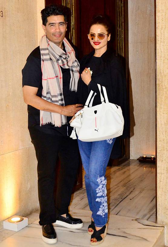 ब्लू जींस-ब्लैक टॉप में द‍िखा रेखा का स्वैग, वेस्टर्न लुक वायरल