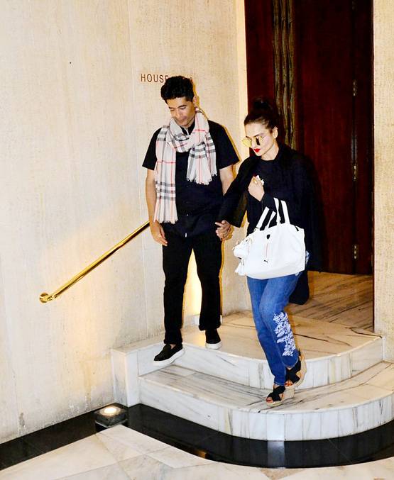 ब्लू जींस-ब्लैक टॉप में द‍िखा रेखा का स्वैग, वेस्टर्न लुक वायरल