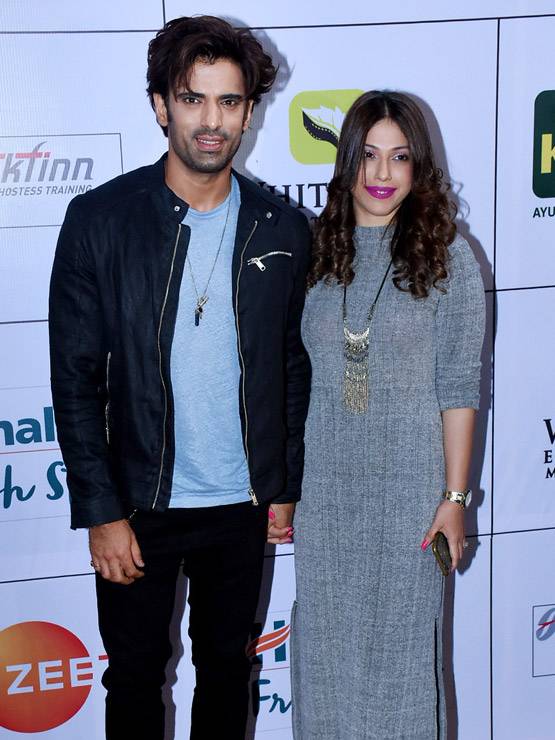 Gold Awards में द‍िखा टीवी की फेमस बहुओं का ग्लैमरस लुक