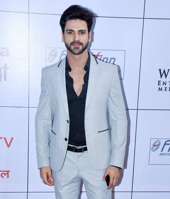 Gold Awards में द‍िखा टीवी की फेमस बहुओं का ग्लैमरस लुक