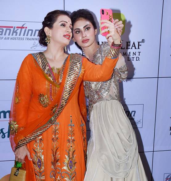 Gold Awards में द‍िखा टीवी की फेमस बहुओं का ग्लैमरस लुक