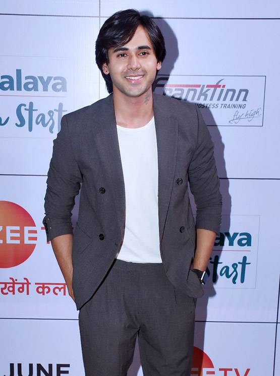 Gold Awards में द‍िखा टीवी की फेमस बहुओं का ग्लैमरस लुक