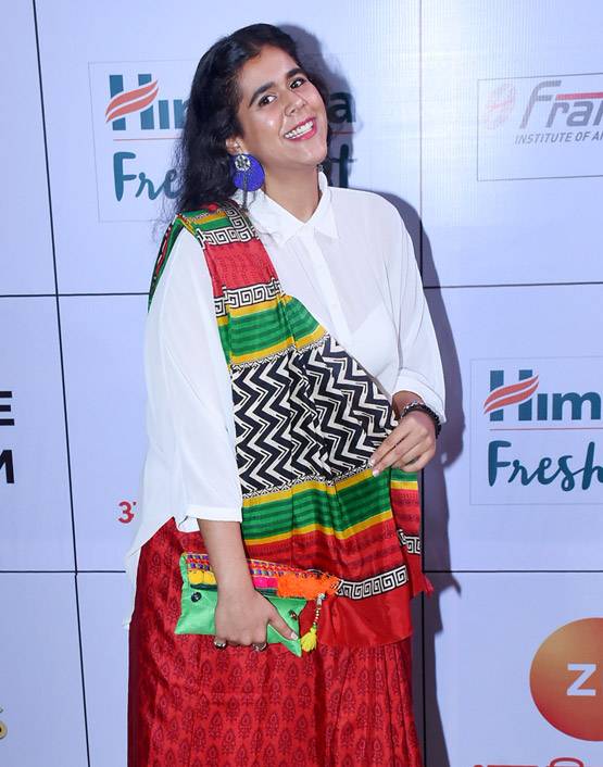 Gold Awards में द‍िखा टीवी की फेमस बहुओं का ग्लैमरस लुक