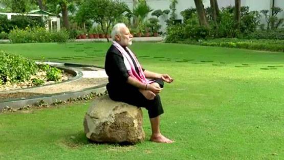 कुर्ते के बाद अब छाया मोदी का गमछा स्टाइल, हो रही चर्चा