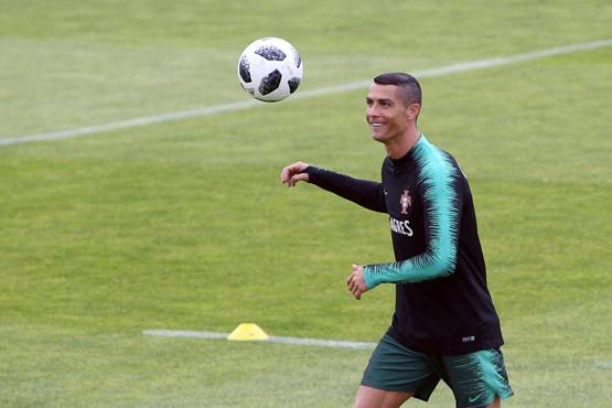 PHOTOS: वर्ल्ड कप से पहले जमकर पसीना बहा रहे हैं रोनाल्डो