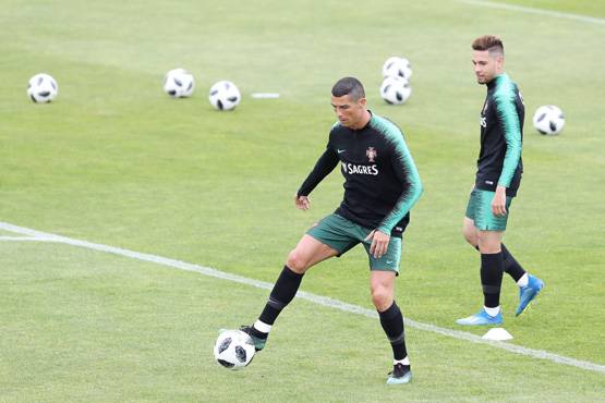 PHOTOS: वर्ल्ड कप से पहले जमकर पसीना बहा रहे हैं रोनाल्डो