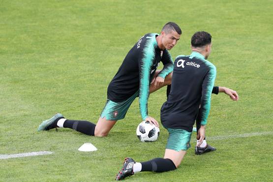 PHOTOS: वर्ल्ड कप से पहले जमकर पसीना बहा रहे हैं रोनाल्डो