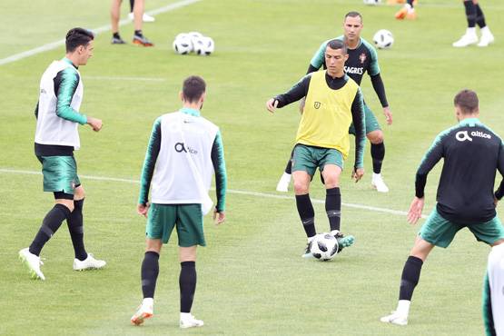 PHOTOS: वर्ल्ड कप से पहले जमकर पसीना बहा रहे हैं रोनाल्डो
