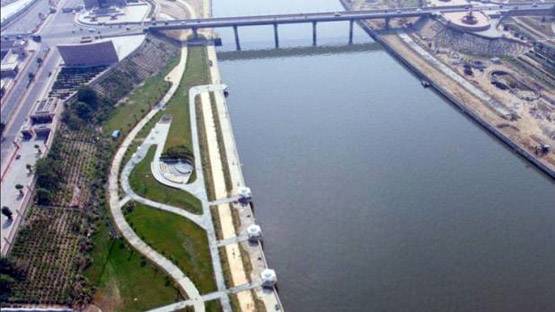 सरकारें आईं और गईं, पर अरबों खर्च कर भी साफ नहीं हुई गोमती