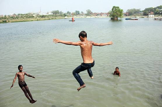 सरकारें आईं और गईं, पर अरबों खर्च कर भी साफ नहीं हुई गोमती