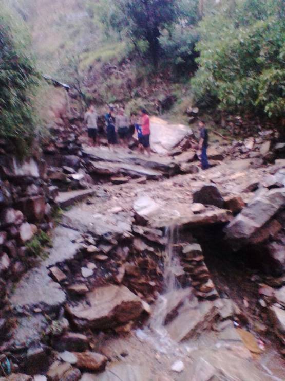 उत्‍तराखंड में बादल फटे, दिल्‍ली-यूपी में आंधी का कहर, 3 की मौत