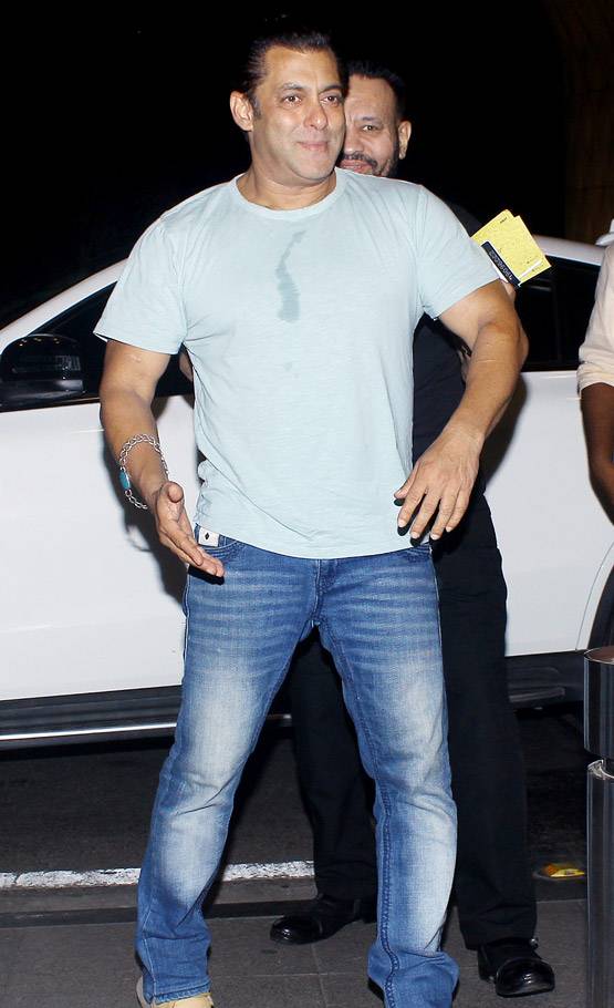 एयरपोर्ट पर मस्ती करते नजर आए सलमान खान-शेरा, देखें PHOTO