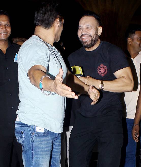 एयरपोर्ट पर मस्ती करते नजर आए सलमान खान-शेरा, देखें PHOTO