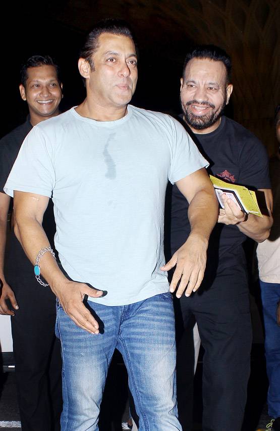 एयरपोर्ट पर मस्ती करते नजर आए सलमान खान-शेरा, देखें PHOTO