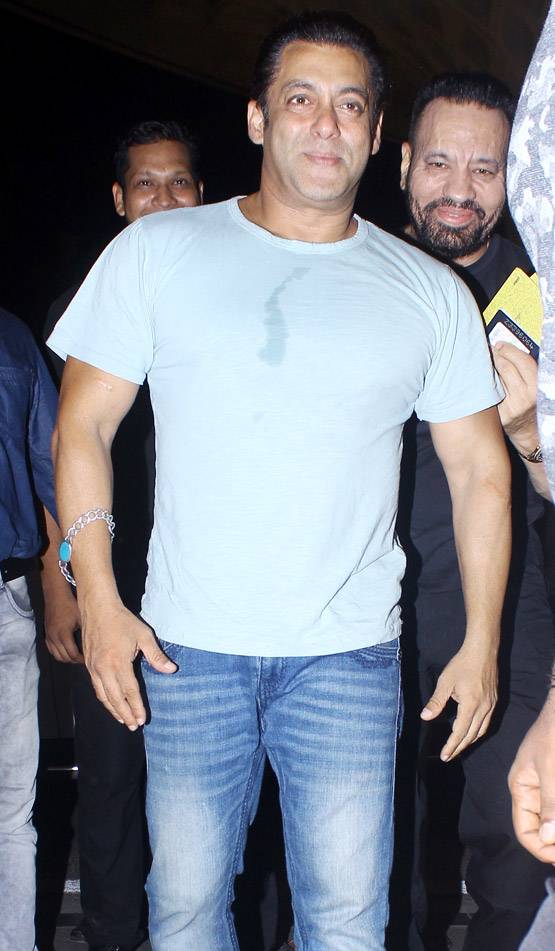 एयरपोर्ट पर मस्ती करते नजर आए सलमान खान-शेरा, देखें PHOTO