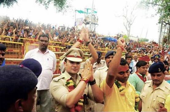 इस IPS अफसर पर दिल हारी लड़की, पंजाब से भागकर मिलने पहुंची