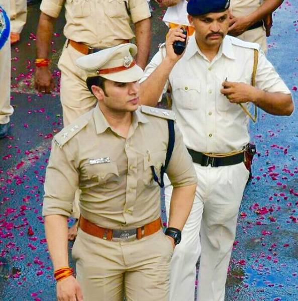 इस IPS अफसर पर दिल हारी लड़की, पंजाब से भागकर मिलने पहुंची